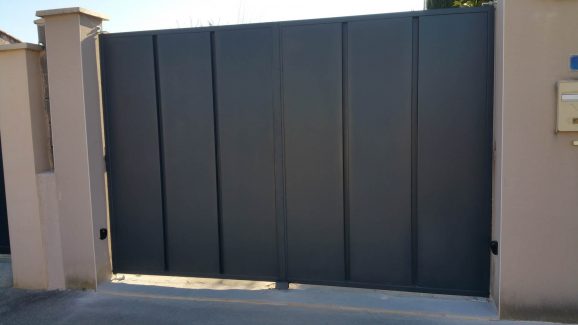 Portail tôle et acier deux vantaux sur mesure Gard