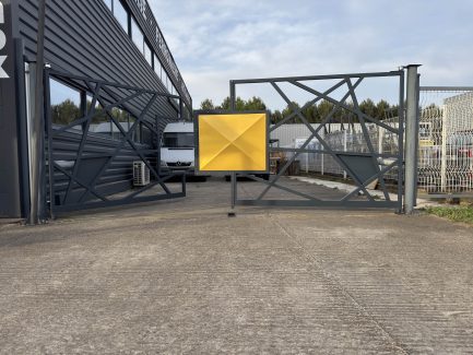 Portail deux vantaux moderne en acier sur mesure Avignon