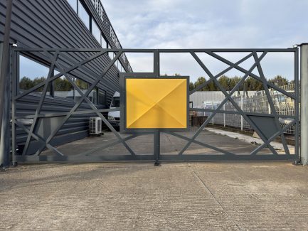 Portail deux vantaux moderne en acier sur mesure Bellegarde