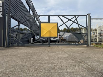 Portail deux vantaux moderne en acier sur mesure Montpellier