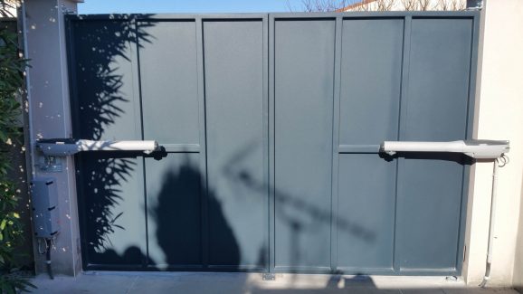 Portail tôle et acier deux vantaux sur mesure Nîmes