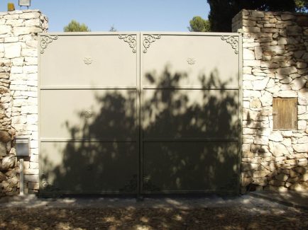 Portail traditionnel deux vantaux en tôle et acier Caissargues