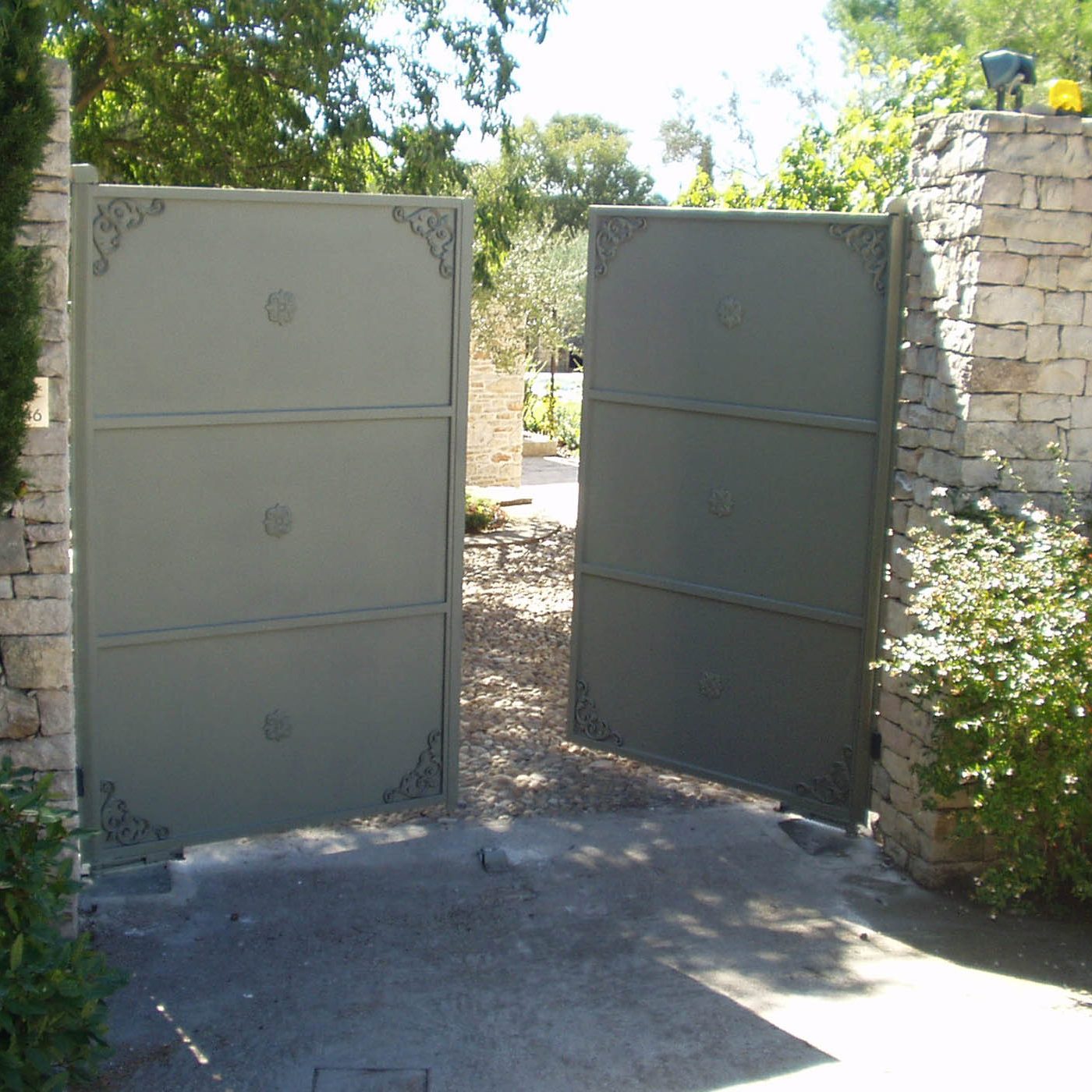Portail traditionnel deux vantaux en tôle et acier Portail traditionnel deux vantaux en tôle et acier Gard