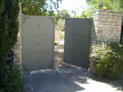 Portail traditionnel deux vantaux en tôle et acier Gard