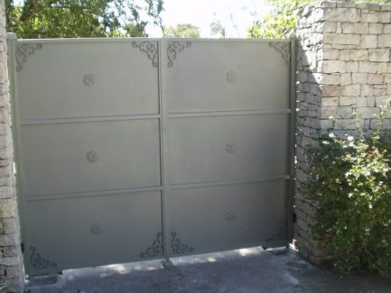 Portail traditionnel deux vantaux en tôle et acier Nîmes