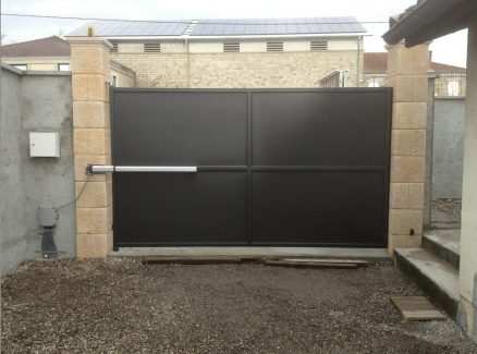 Portail en acier un vantail sur mesure dans le Gard