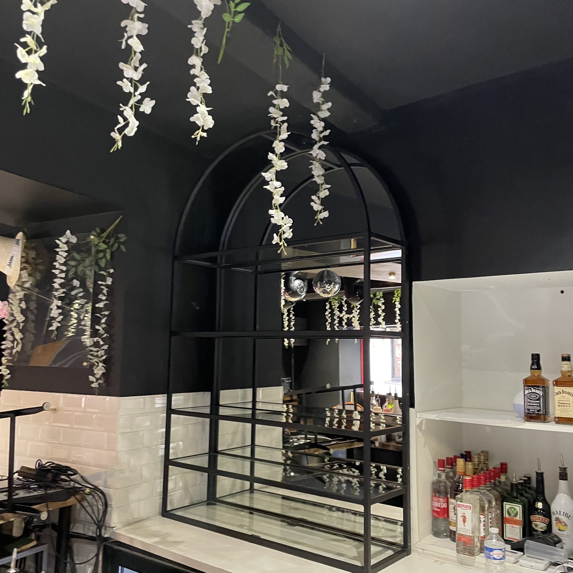 Porte bouteille pour un bar à Nîmes Porte bouteille sur mesure Gard