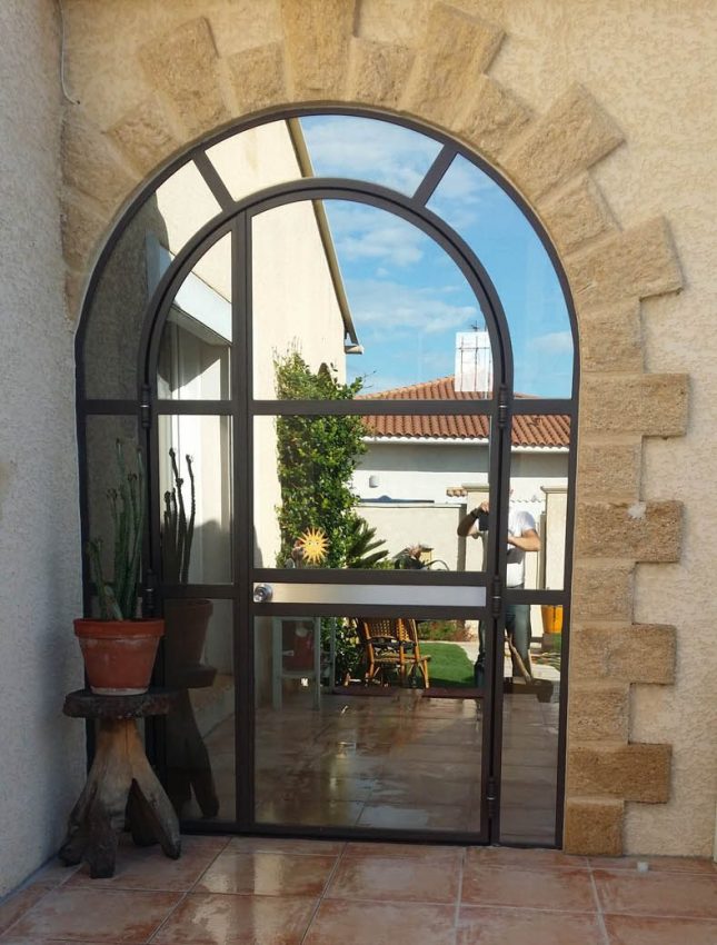 Porte d'entrée sur mesure en acier Occitanie