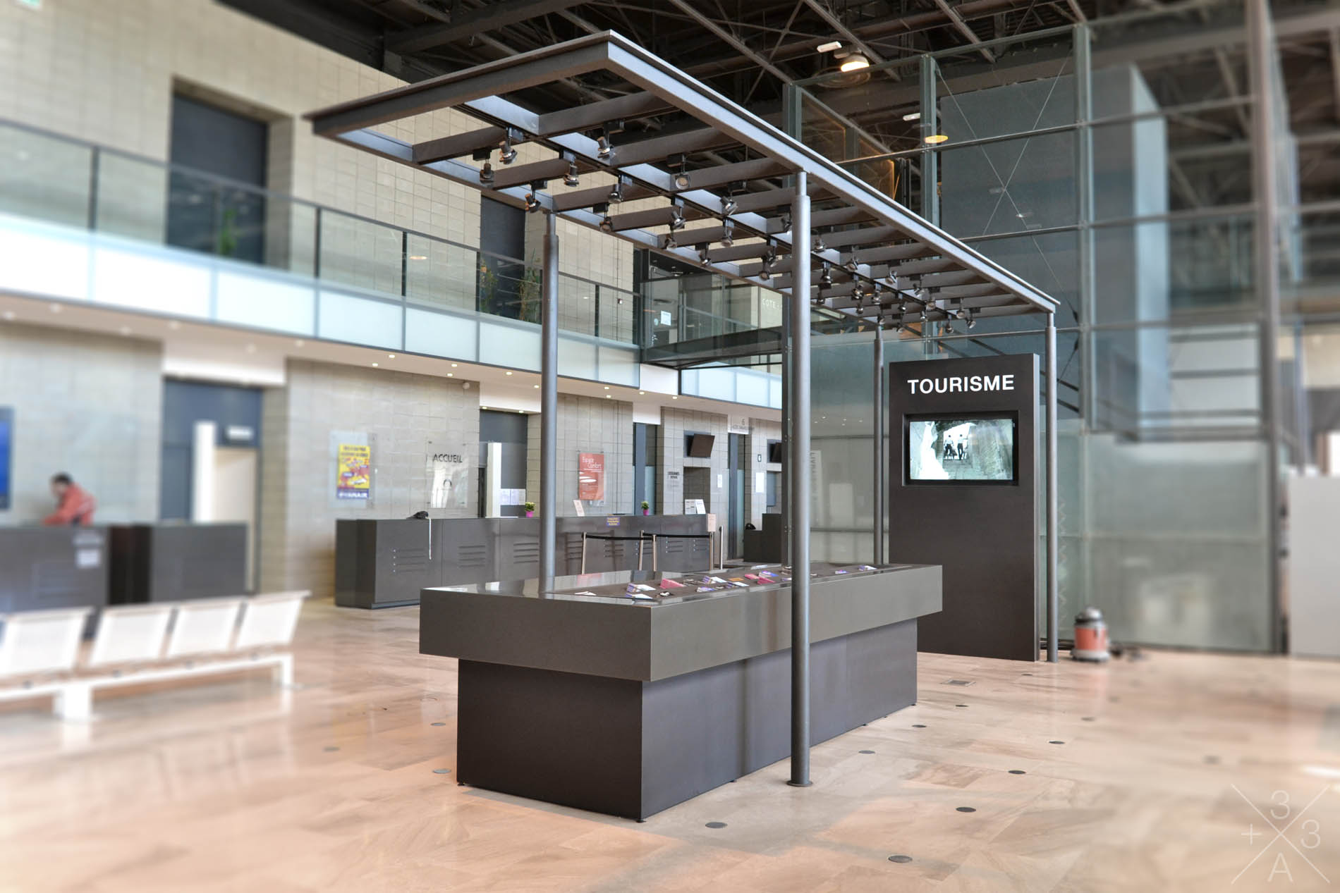 Présentoir avec structure acier pour l’aéroport de Garons Présentoir sur mesure dans le Gard