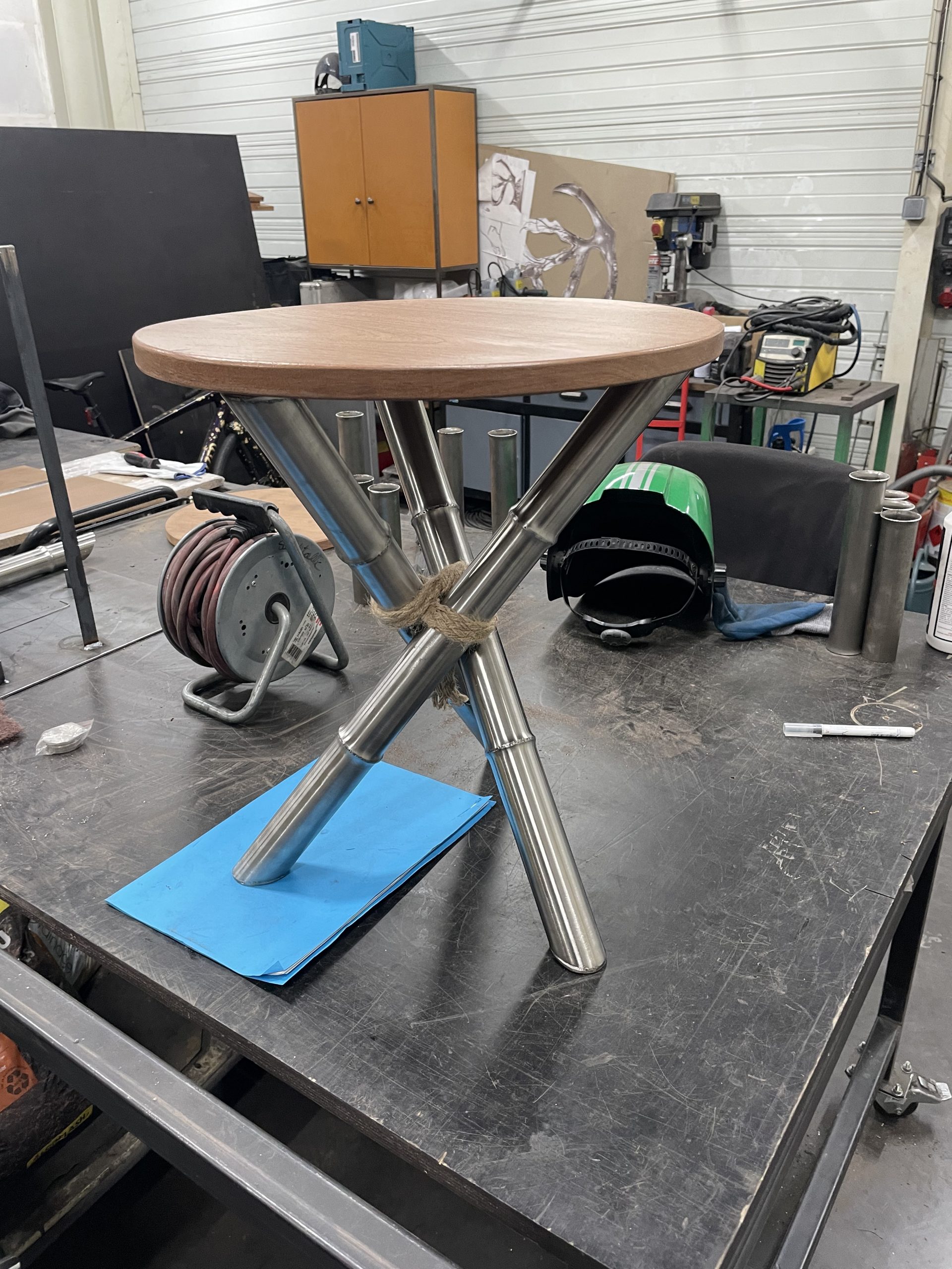 Table d’appoint inox et bois sur mesure Table d'appoint inox et bois bambou sur mesure